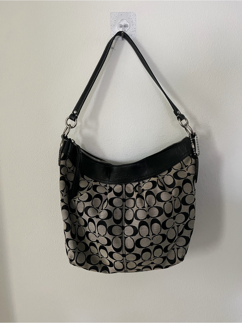 Y/k Coach Black and Tan Signature Canvas Hobo Bag